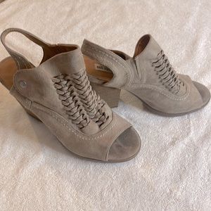 Not Rated Sz 8.5 EUC Taupe light brown in color